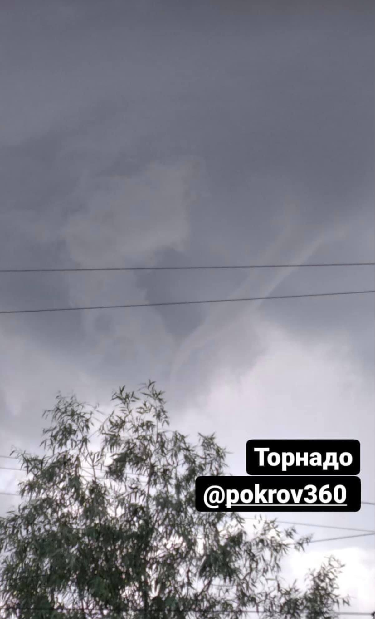 Жителів міста під Дніпром налякав незвичайний смерч у небі (фото)