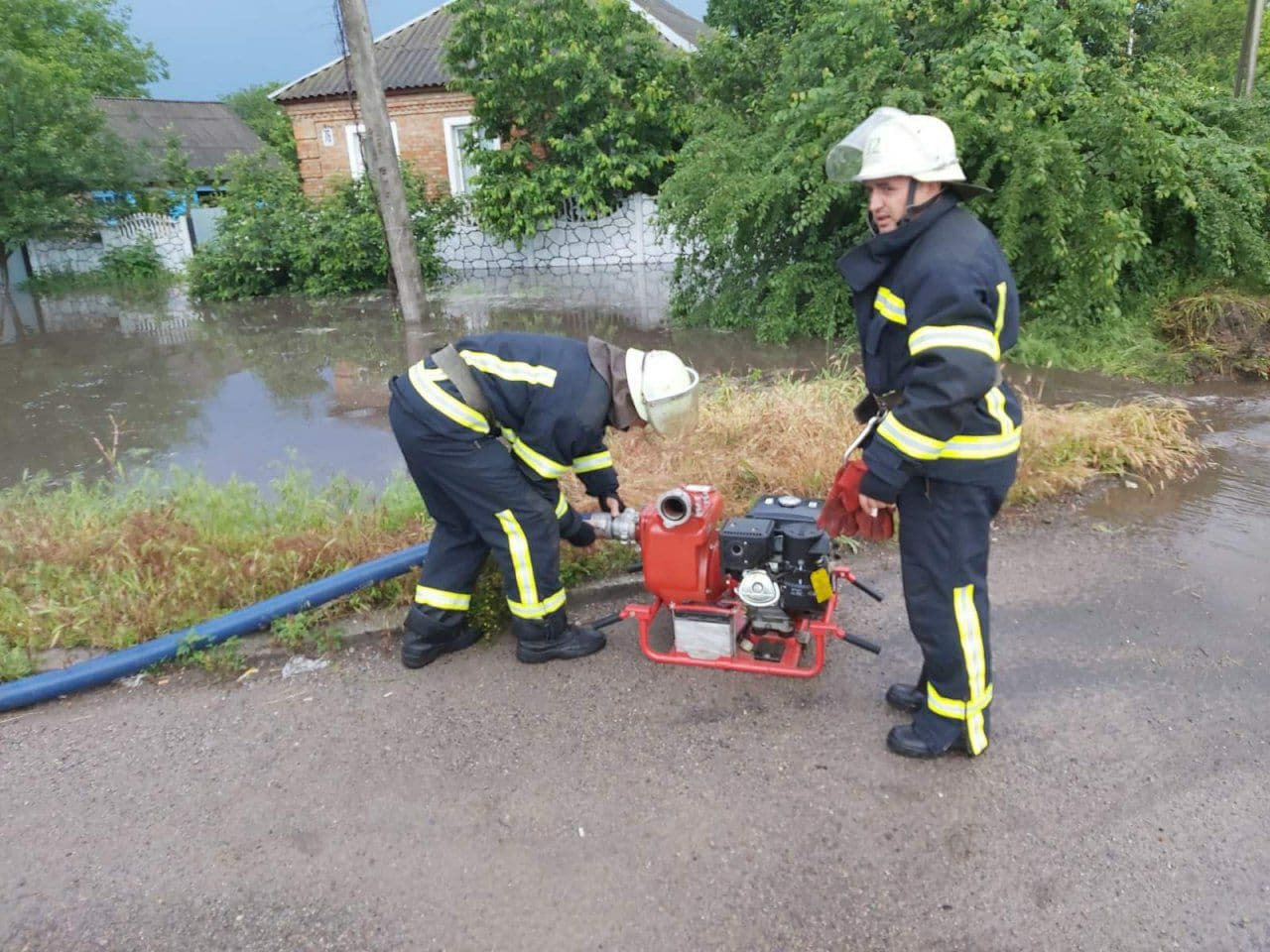 Під Харковом і Кропивницьким вулиці перетворилися на річки: затопило житлові будинки (фото)