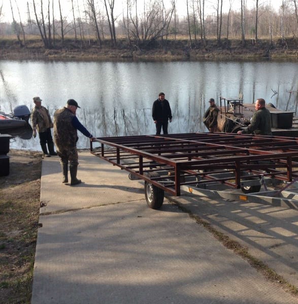 Готуються до напливу туристів: у Чорнобильській зоні спустили на воду спецпонтони