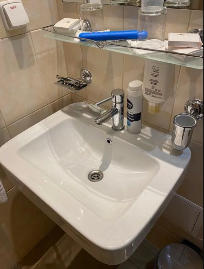 Поліція під вікнами і персонал в захисних костюмах: як живуть на обсервації українці з Балі