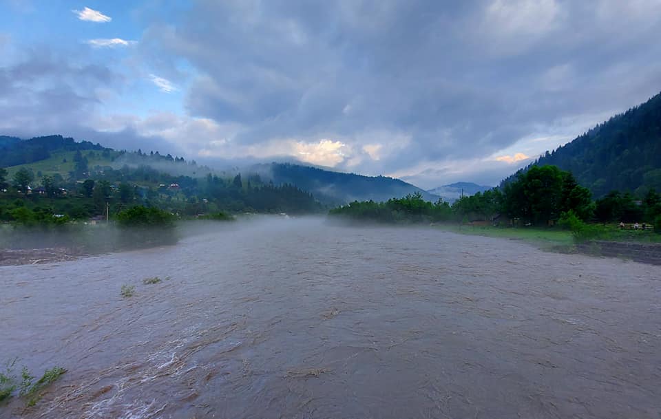Руйнівна повінь у Карпатах: як це було в 2008-му (фото)