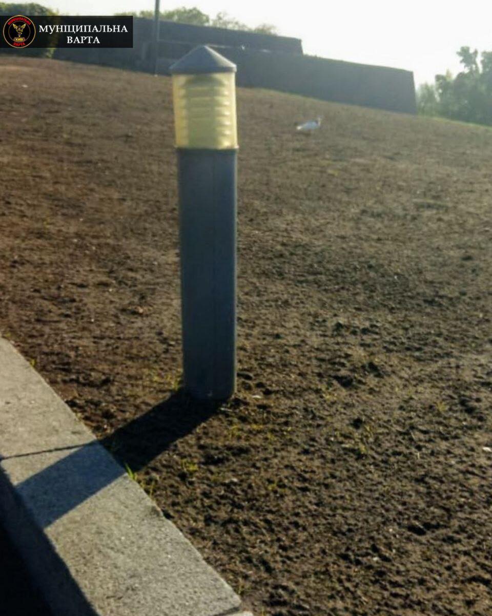 У Києві вандал "атакував" найбільший прапор України (фото)