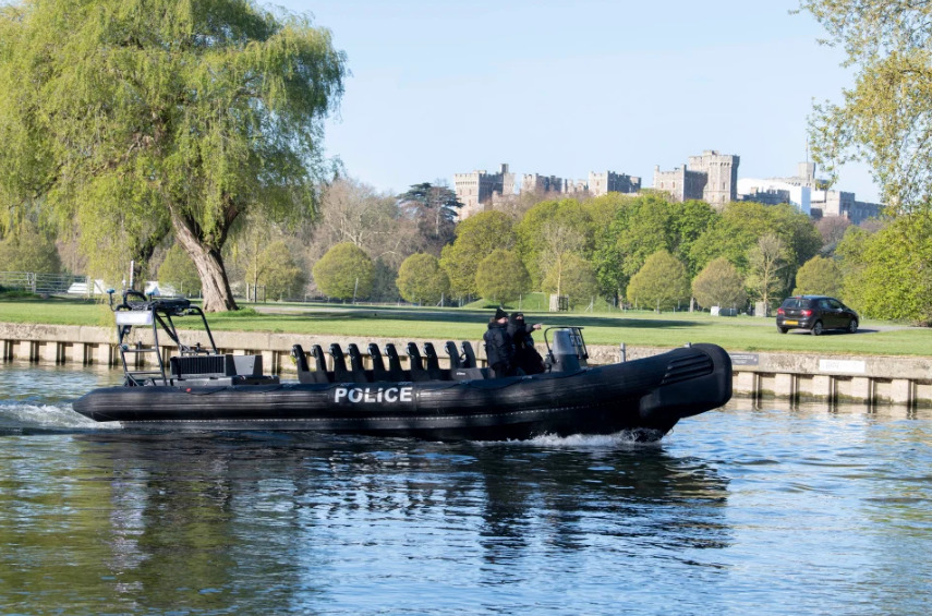 Автоматчики, блокпосты, стальное кольцо: что происходит у замка, где похоронят принца Филиппа (фото)