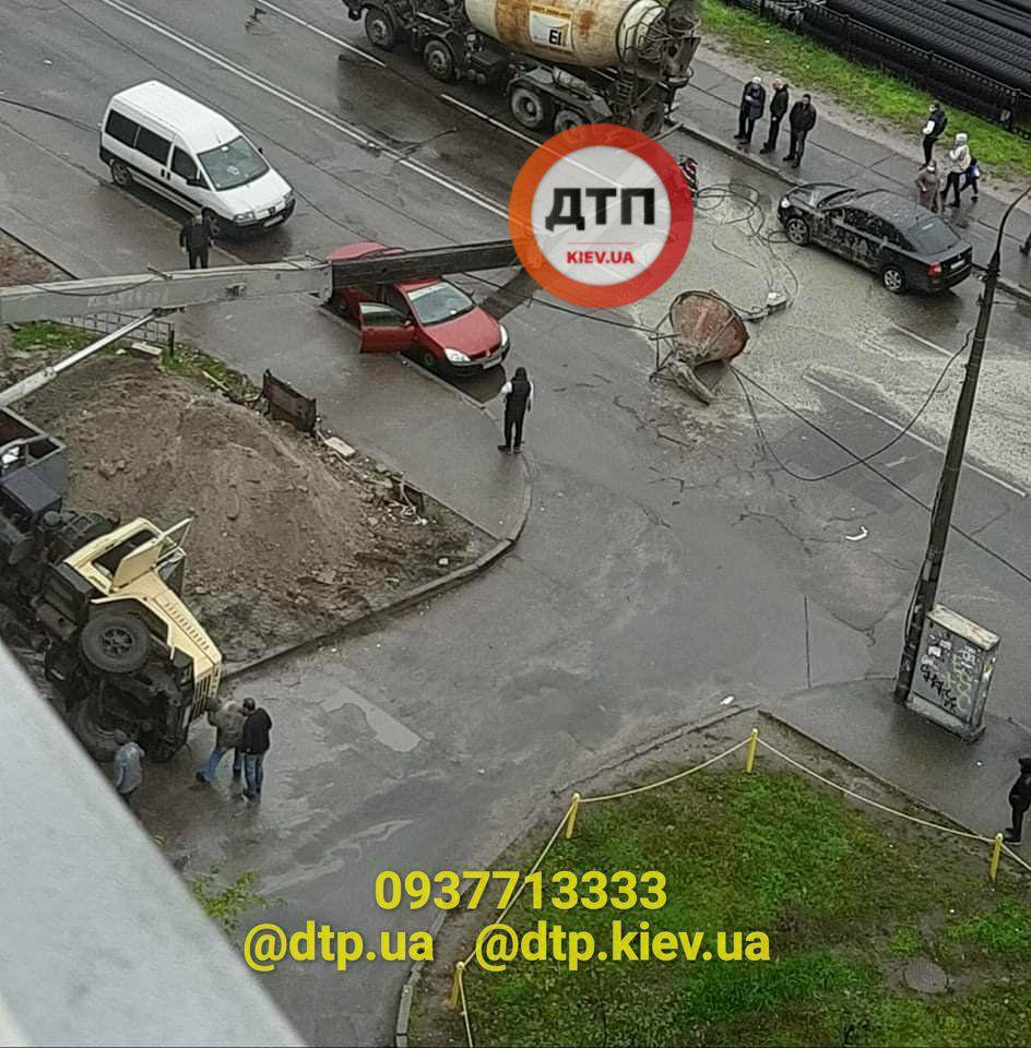 НП у Києві: біля метро впав будівельний кран посеред вулиці (відео)