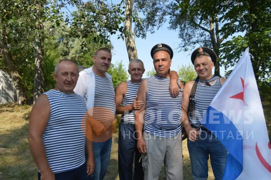 Под Полтавой мэр оскандалился из-за флага с серпом и молотом: начато расследование (фото)