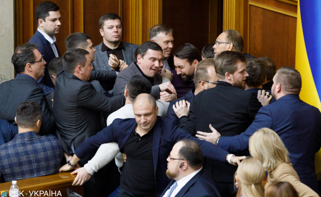 Уперлись в землю: как Рада заблокировала две ключевых реформы Зеленского