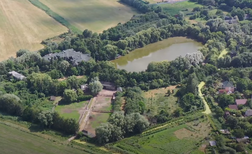 Широкий канал и ветряные мельницы: как выглядит элитная резиденция Ющенко под Киевом