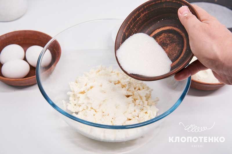 Клопотенко дал рецепт нежнейшей творожной запеканки с бананом: она сведет вас с ума!