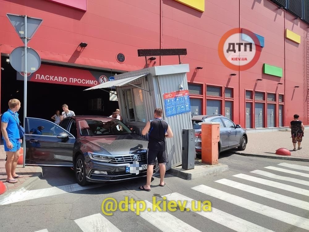 В Киеве женщина протаранила будку парковщика, которая упала на авто: фото и видео инцидента