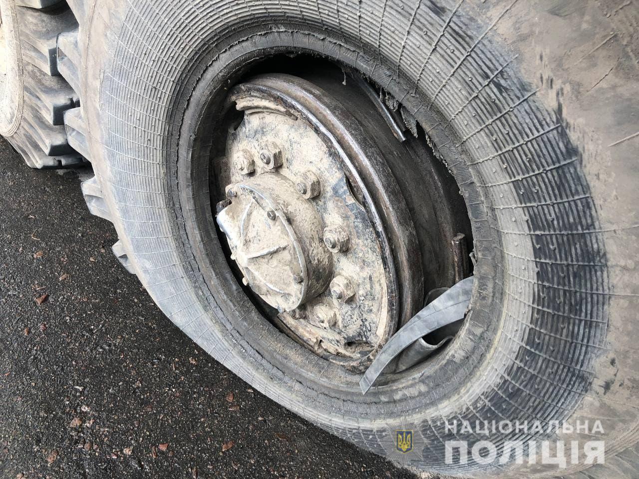 Под Ровно снова из-за взрыва колеса грузовика сильно травмирован пешеход: подробности ЧП