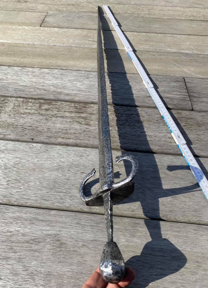 Под Тернополем археологи нашли уникальный 500-летний меч (фото)