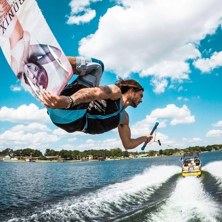 Чемпионат Европы и Африки по вейкбордингу за катером в Киеве