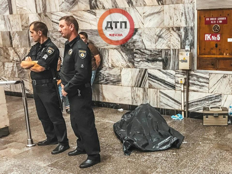 У Києві на станції метро "Льва Толстого" помер чоловік
