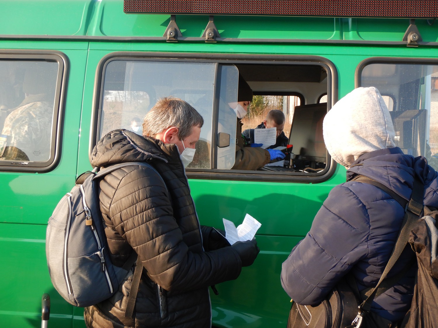 Украинцев &quot;вытягивают&quot; через границу волонтеры и спасатели: гигантские очереди показали с неба