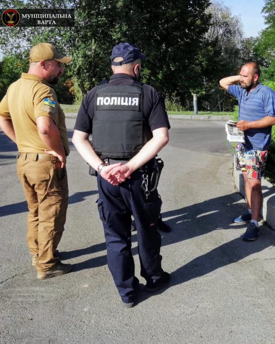 У Києві вандал "атакував" найбільший прапор України (фото)