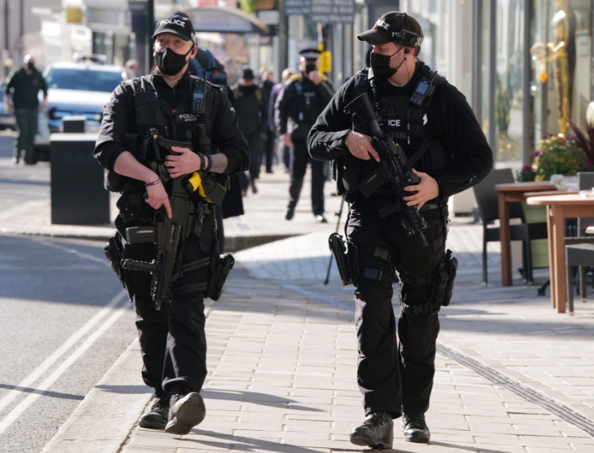 Автоматчики, блокпосты, стальное кольцо: что происходит у замка, где похоронят принца Филиппа (фото)