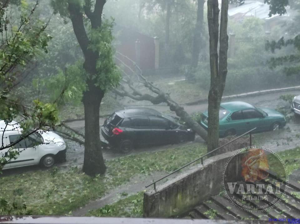 Блискавки, град, злива, ураган: у Львові - погодний апокаліпсис (фото і відео)