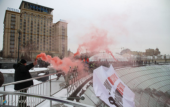 В центре Киева активисты начали разбирать конструкции на Майдане