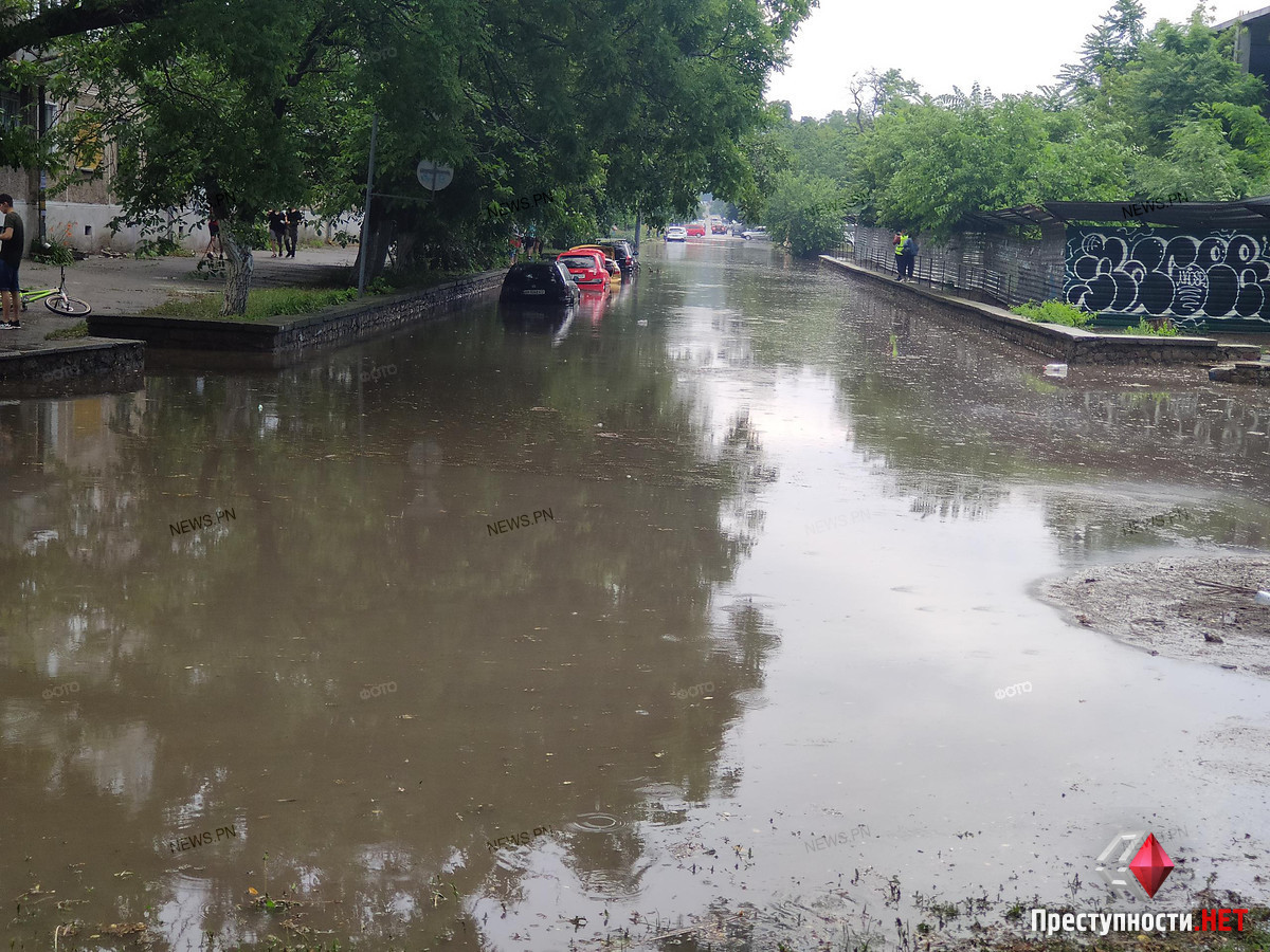 В Николаеве ливень затопил центр города: авто оказались по окна в воде