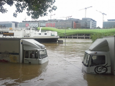 Після повені рівень води в паризькій Сені знижується