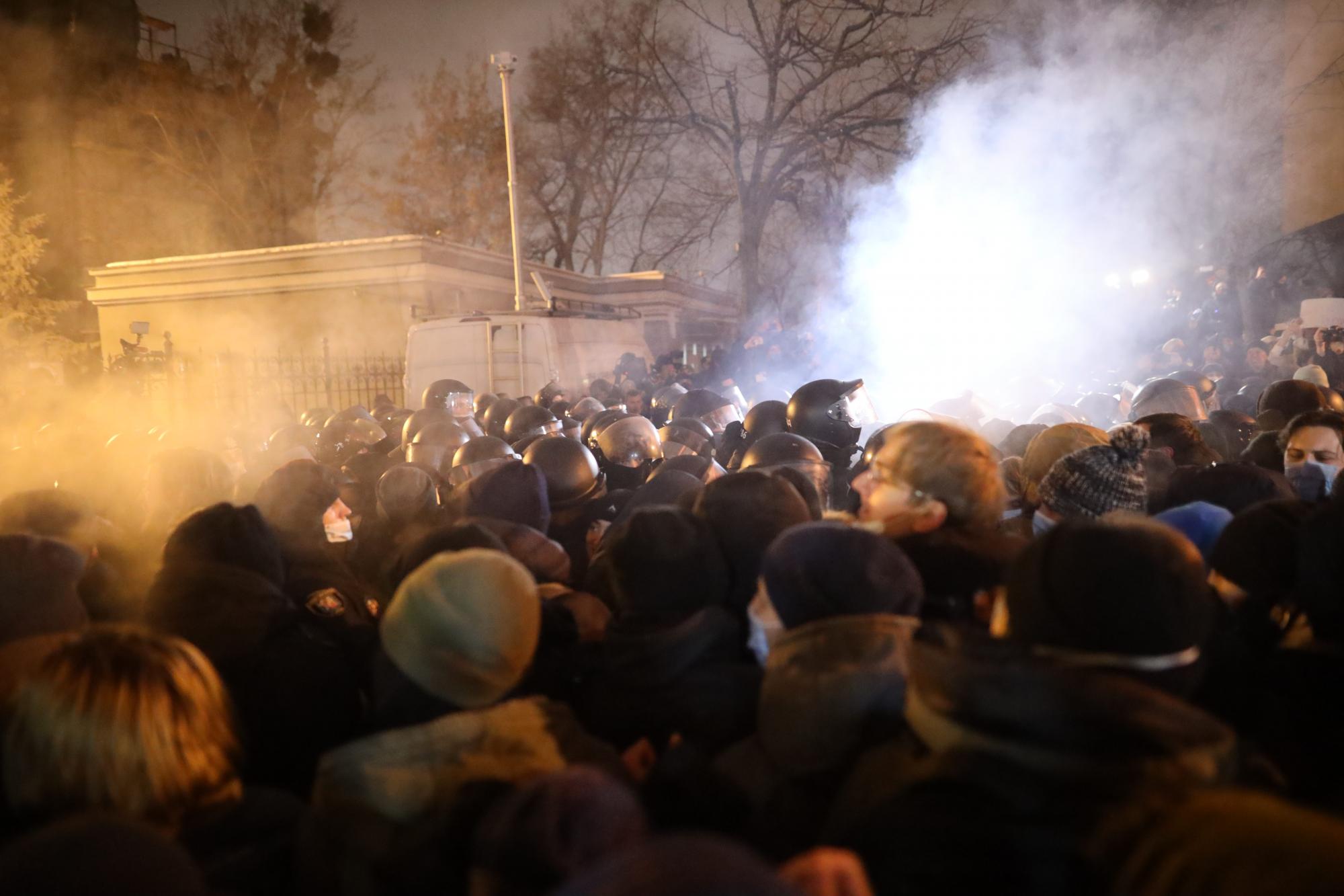 Бійка, газ та постраждалі: відео з мітингу за Стерненка у центрі Києва