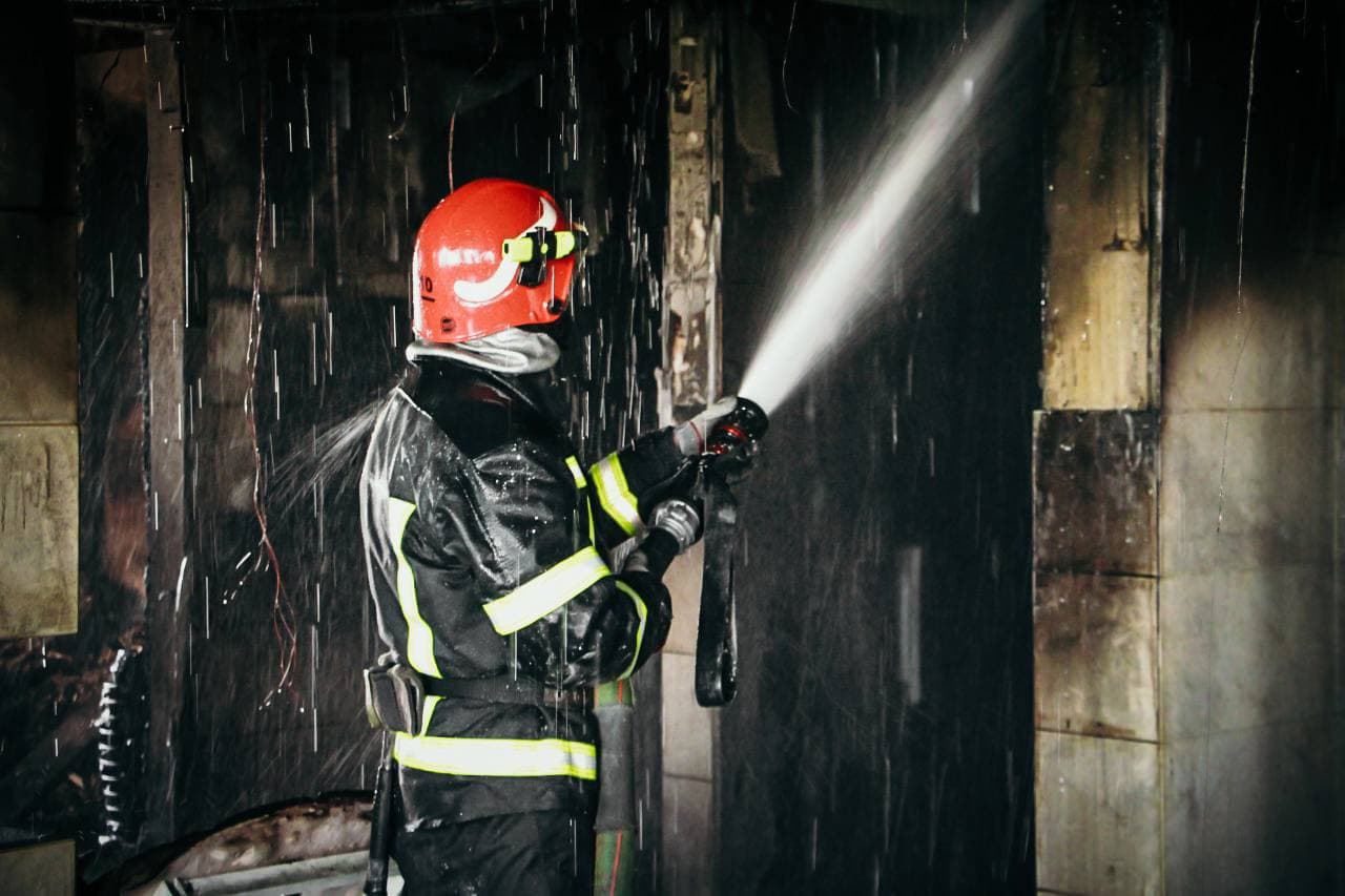 В Киеве горело админздание "Эпицентра": пламя тушили 40 пожарных на 10 машинах (фото)