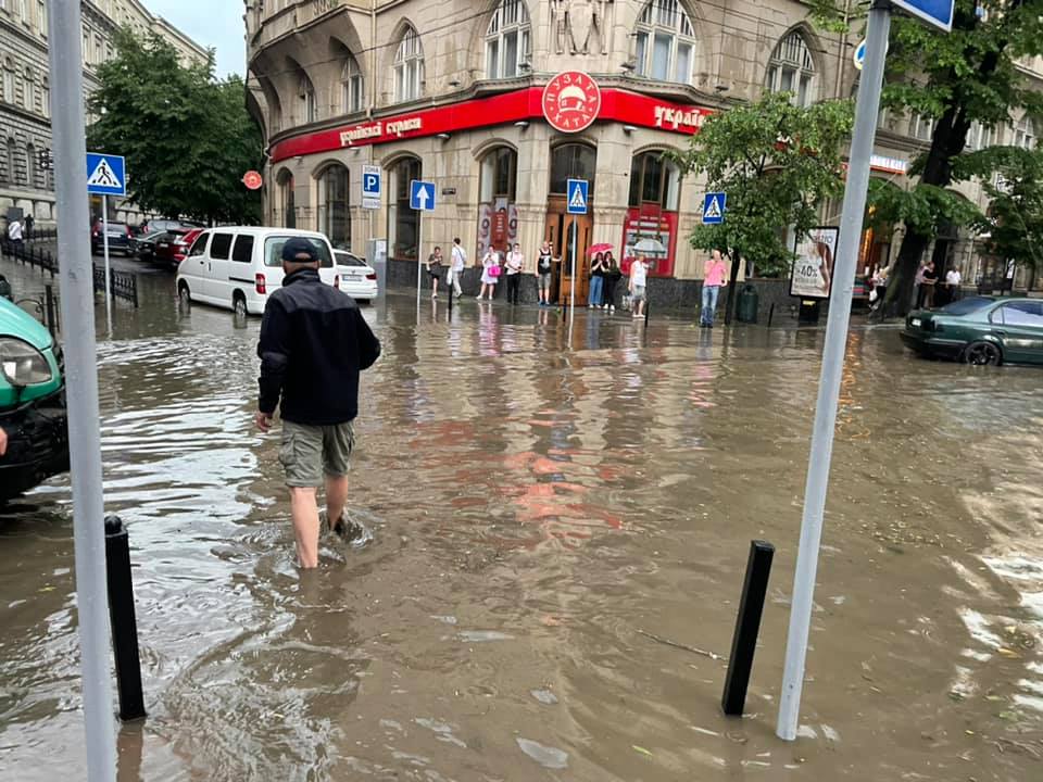 Блискавки, град, злива, ураган: у Львові - погодний апокаліпсис (фото і відео)