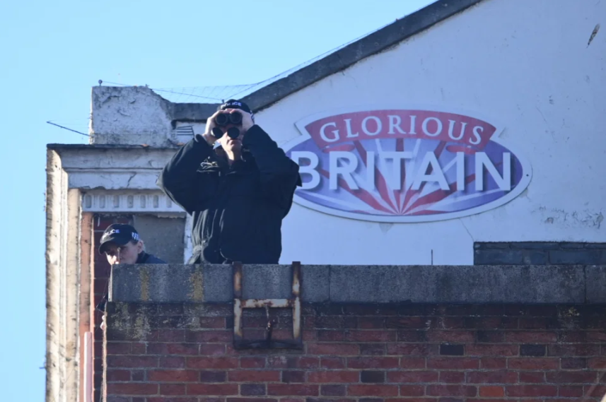 Автоматчики, блокпосты, стальное кольцо: что происходит у замка, где похоронят принца Филиппа (фото)