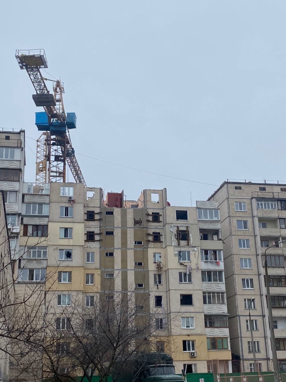 В Киеве разбирают многоэтажку на Позняках, которую разрушил взрыв