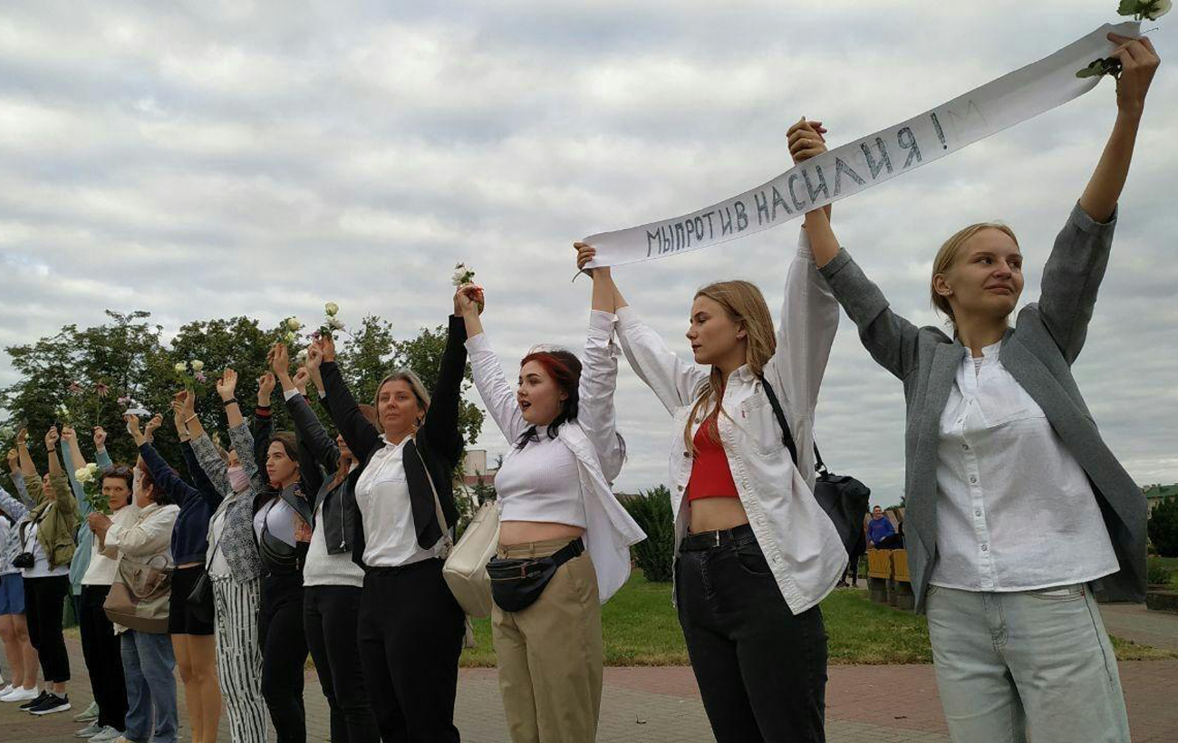 Цепь солидарности в Беларуси: силовики стали переходить на сторону демонстрантов (фото и видео)