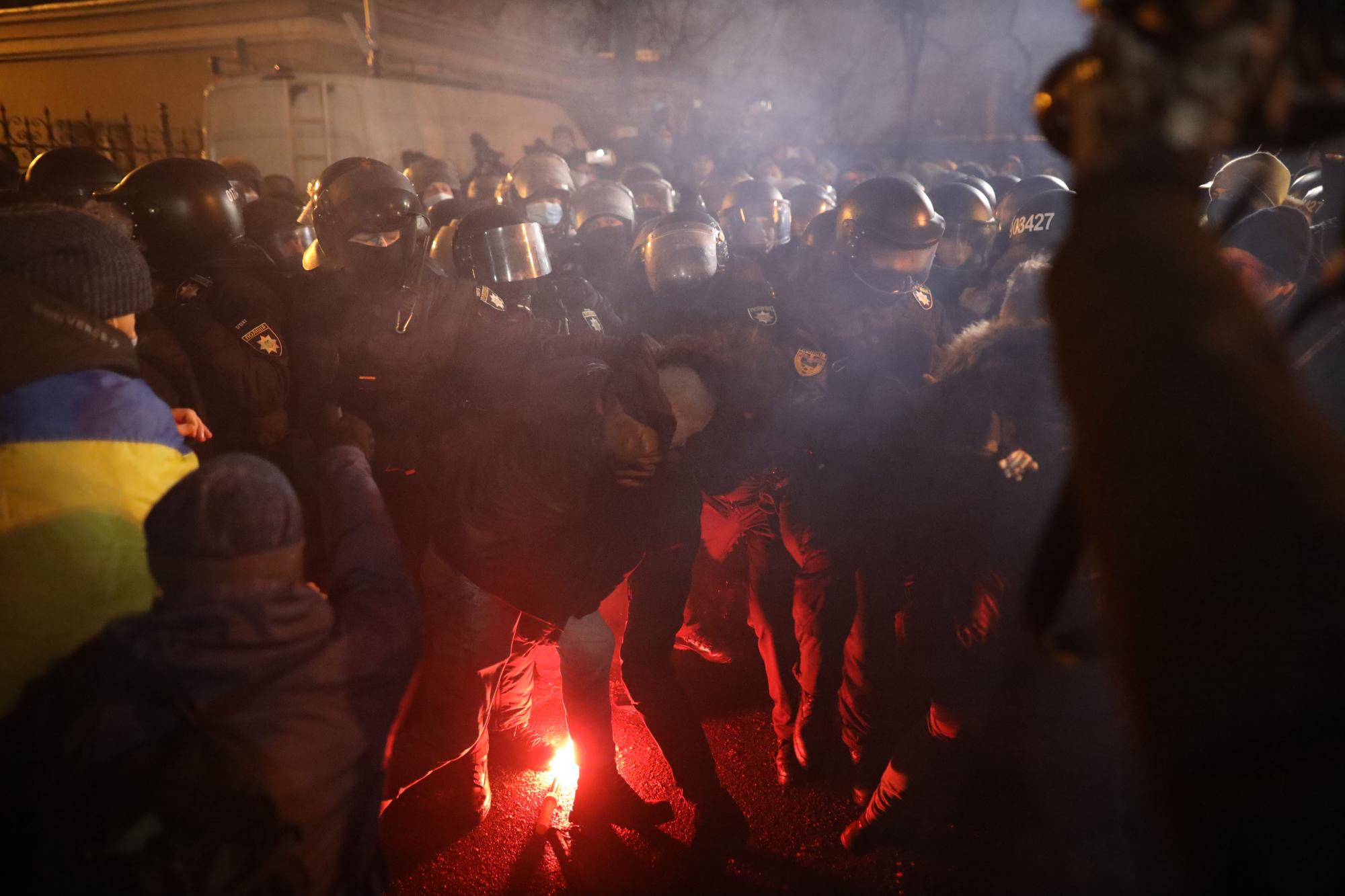 Бійка, газ та постраждалі: відео з мітингу за Стерненка у центрі Києва