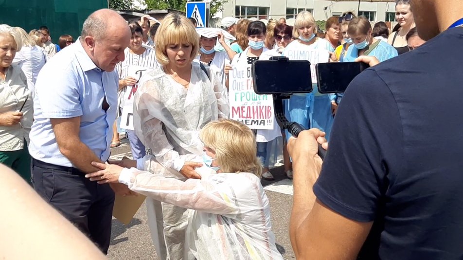 Под Харьковом медики перекрыли трассу: "оставили людей без копейки" (фото)