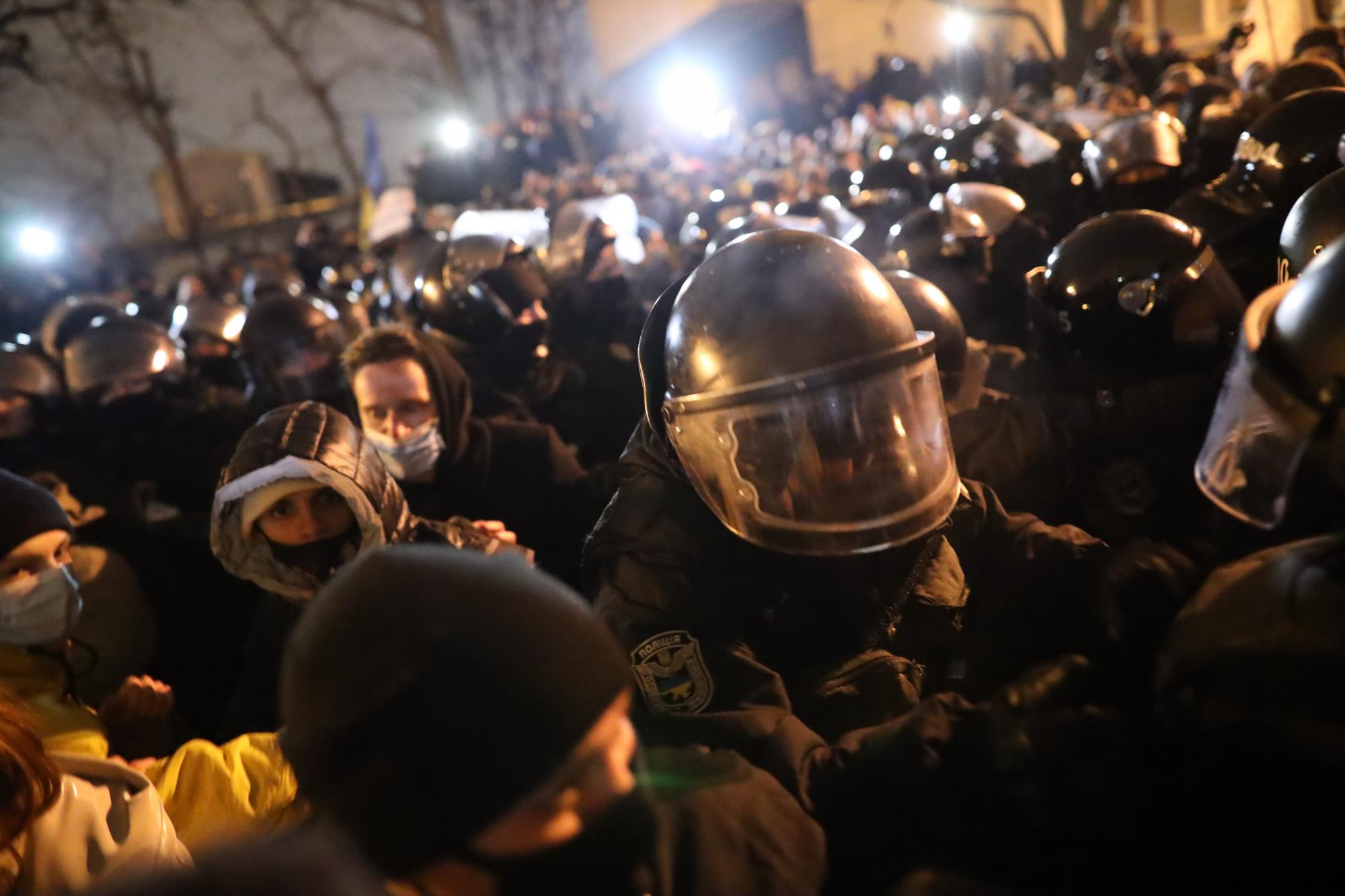 Бійка, газ та постраждалі: відео з мітингу за Стерненка у центрі Києва