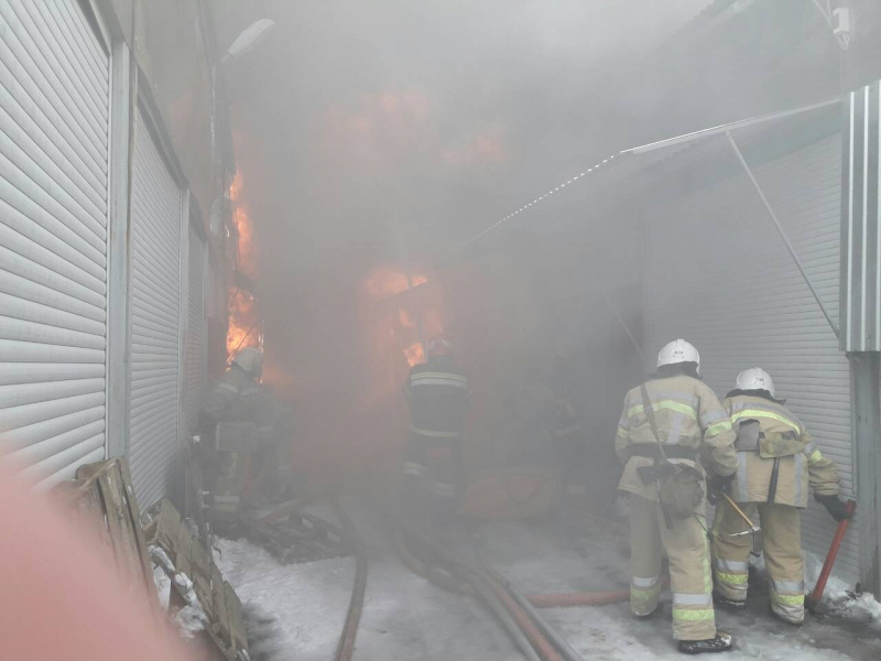 Пожежа на ринку в Чернівцях: медики повідомили про трьох постраждалих