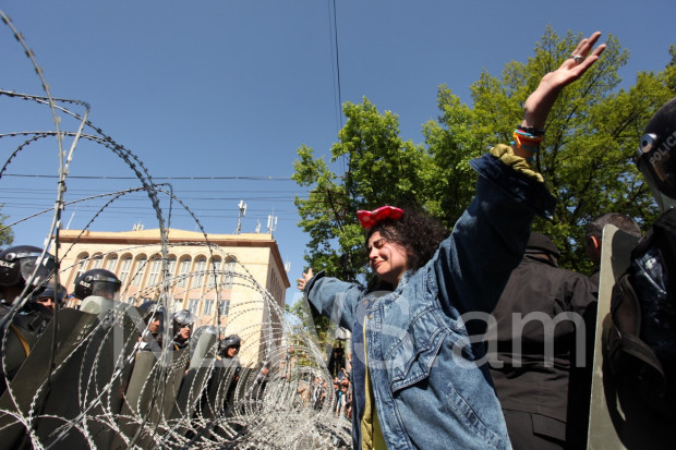 Поліція застосувала спецзасоби проти протестувальників в Єревані