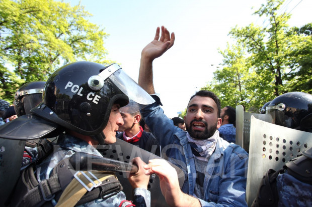 Поліція застосувала спецзасоби проти протестувальників в Єревані