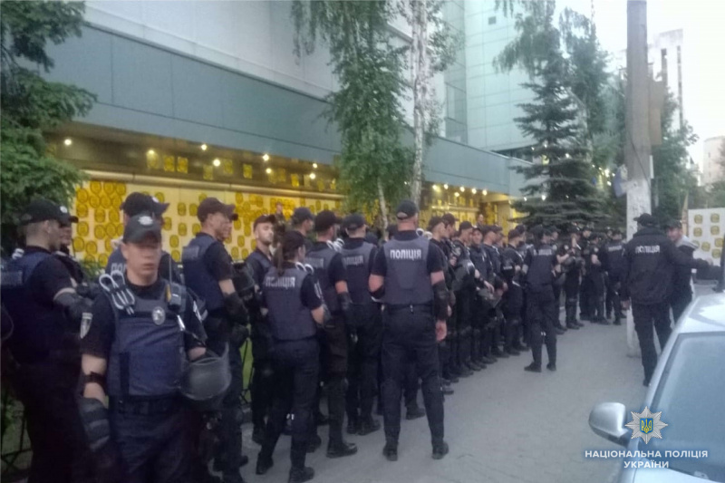 У Києві збільшилась кількість мітингувальників біля телеканалу "Інтер"