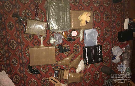 У Дніпропетровській області у квартирі місцевого мешканця виявили арсенал зброї