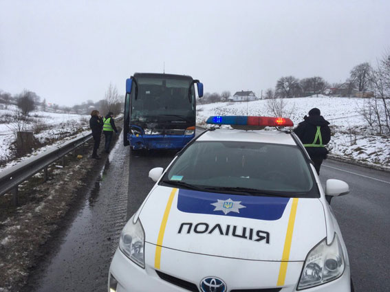 У Рівненській області легковий автомобіль врізався в автобус, є загиблий