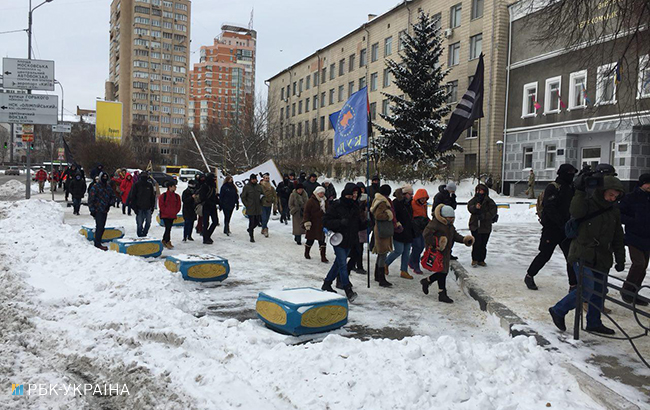 У Києві активісти блокують консульство РФ на Печерську