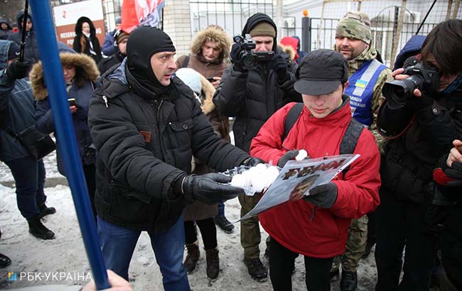 У Києві активісти блокують консульство РФ на Печерську