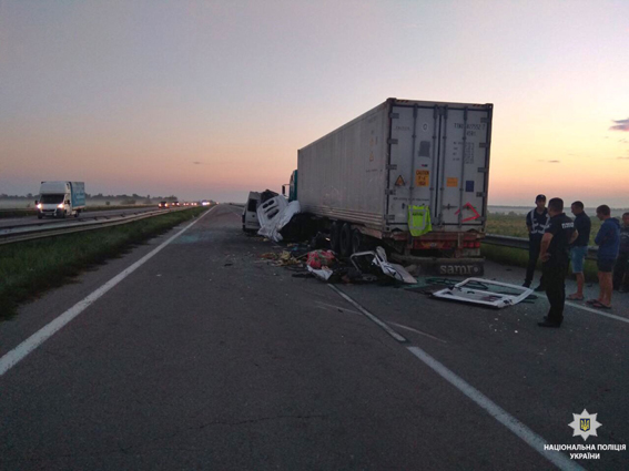 В Николаевской области микроавтобус врезался в грузовик, погибли 5 человек