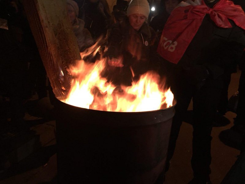 Сторонники Саакашвили принесли бочки и покрышки под здание СБУ