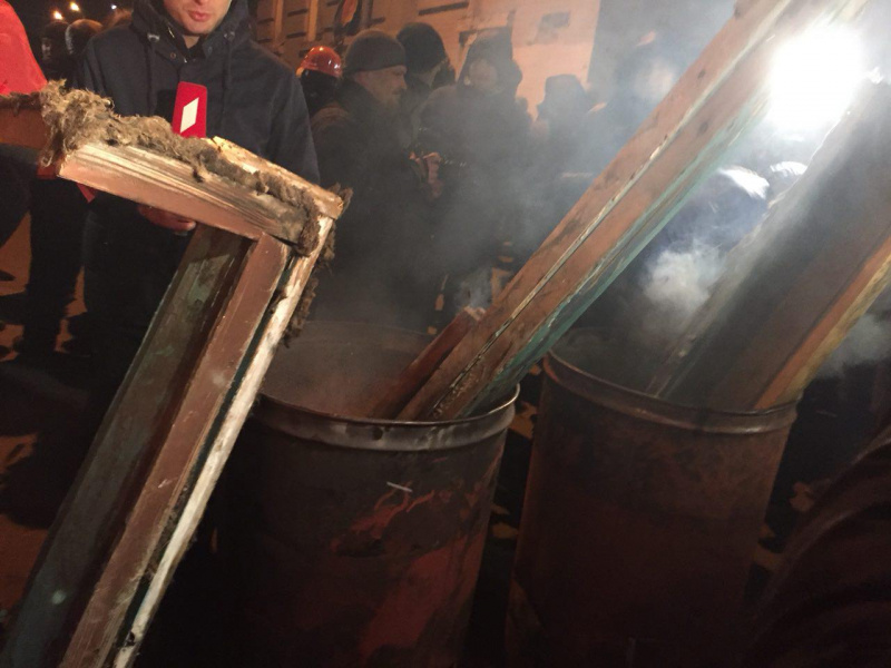 Сторонники Саакашвили принесли бочки и покрышки под здание СБУ