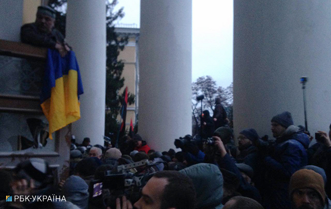 Митинг в Киеве: под Октябрьским дворцом происходят столкновения