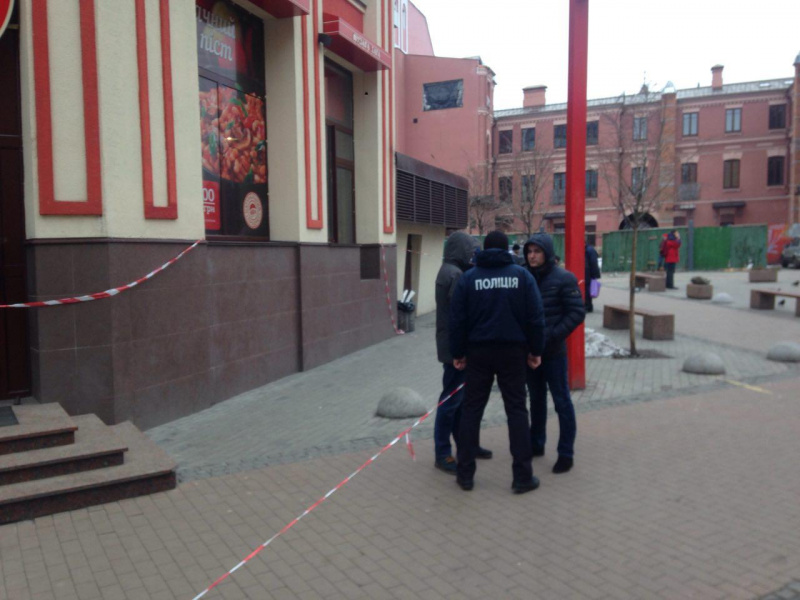 У київському кафе на Подолі виявили чоловіка з перерізаним горлом