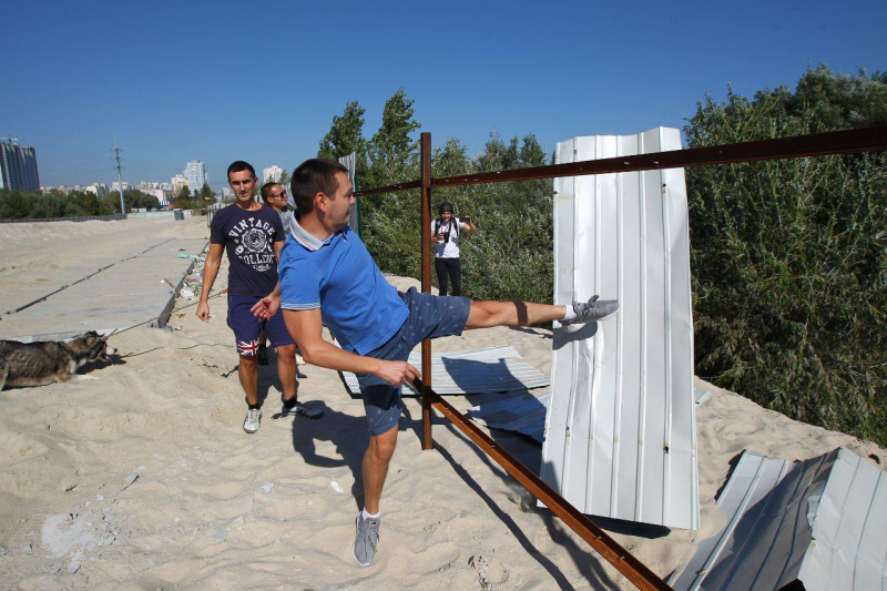 На месте скандальной застройки на Осокорках снова произошли столкновения