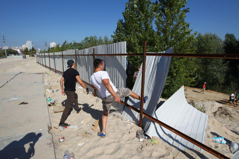 На месте скандальной застройки на Осокорках снова произошли столкновения