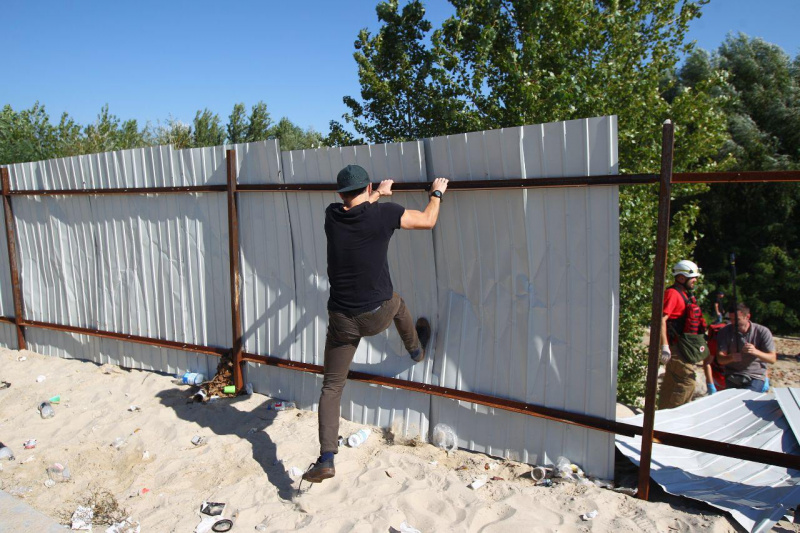 На месте скандальной застройки на Осокорках снова произошли столкновения