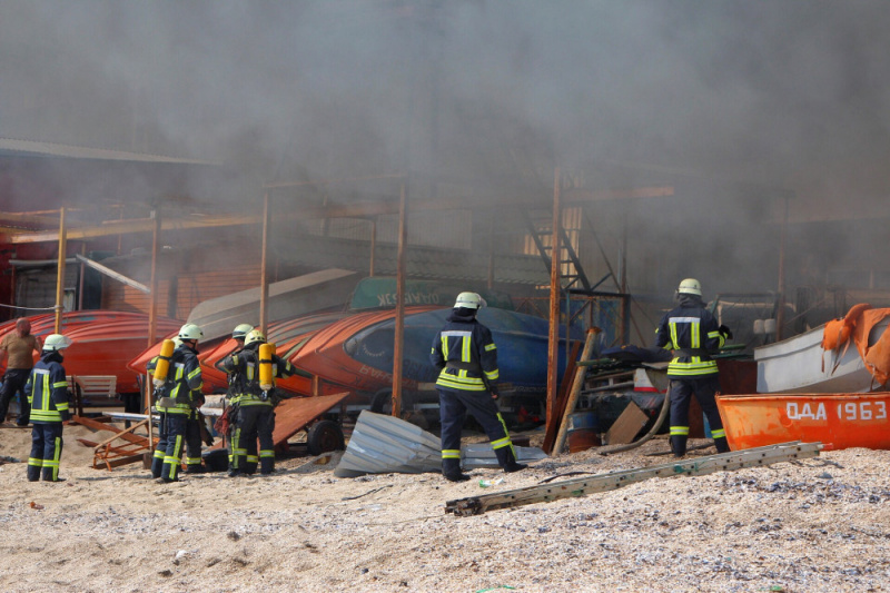 В Одесі на пляжі горить ресторан